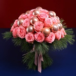 Bouquet of 35 roses and pinus