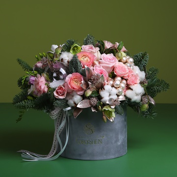 Winter composition of roses and ranunculus