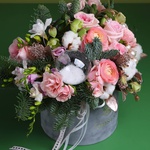 Winter composition of roses and ranunculus