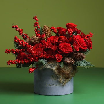 Зимова композиція з червоними трояндами