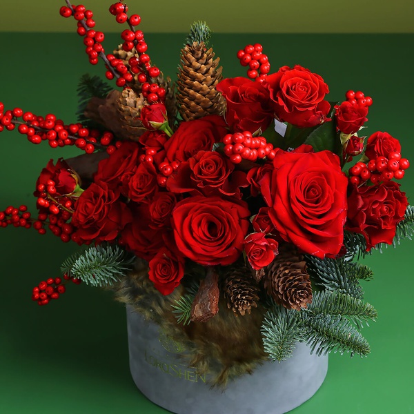 Зимняя композиция из красных роз
