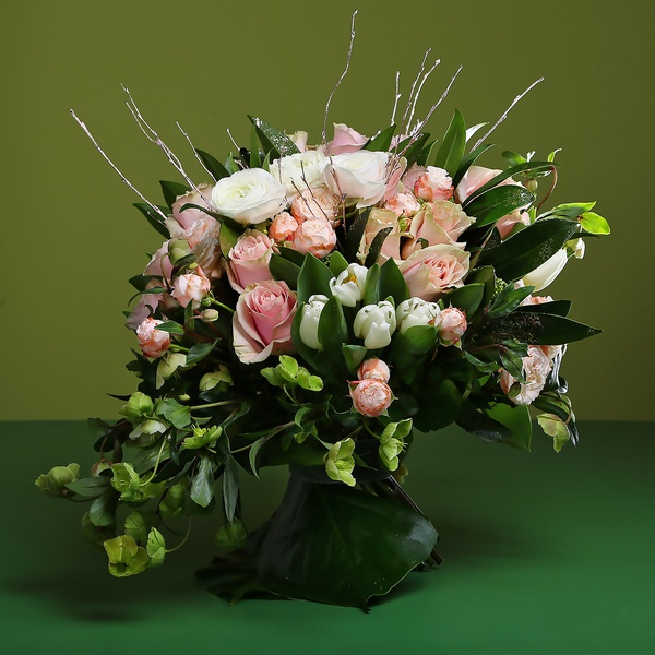 Bouquet of powdery roses and heleborus
