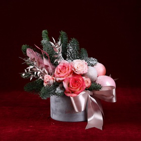 Зимняя композиция в розовых оттенках "Выбор флориста"