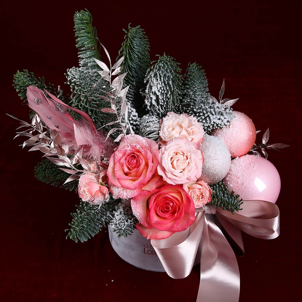 Зимняя композиция в розовых оттенках "Выбор флориста"