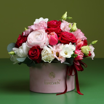 Delicate flowers in a velvet hat box