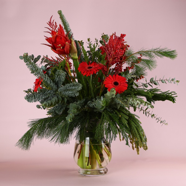 The “Winter Red Symphony” bouquet