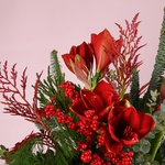 The “Winter Red Symphony” bouquet
