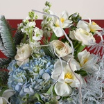 Букет бело-голубой с тюльпанами