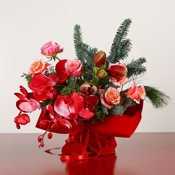 Bouquet in scarlet tones with amaryllis