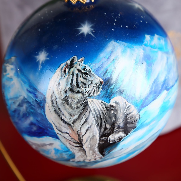 Новогодний шар "Тигр белый и озеро"