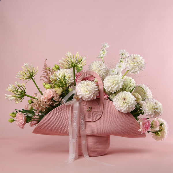 «Pink Handbag» is a composition of dahlias and agapanthus