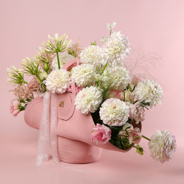 «Pink Handbag» is a composition of dahlias and agapanthus