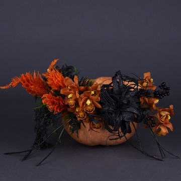 Floral composition in pumpkin in orange tones