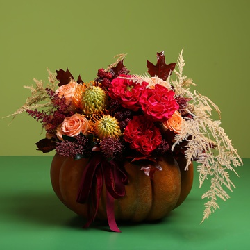 Floral composition in pumpkin with roses