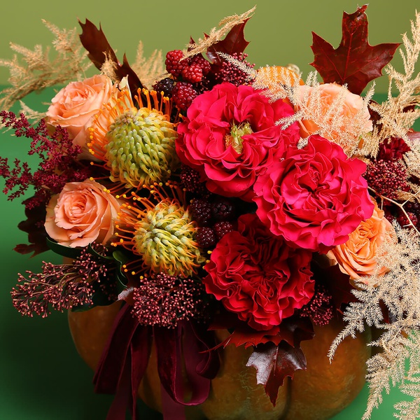 Floral composition in pumpkin with roses