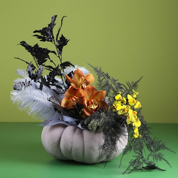 Floral composition in gray pumpkin