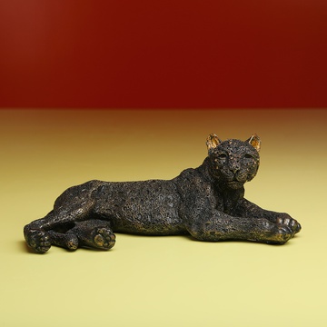 The figurine "Cheetah" lies
