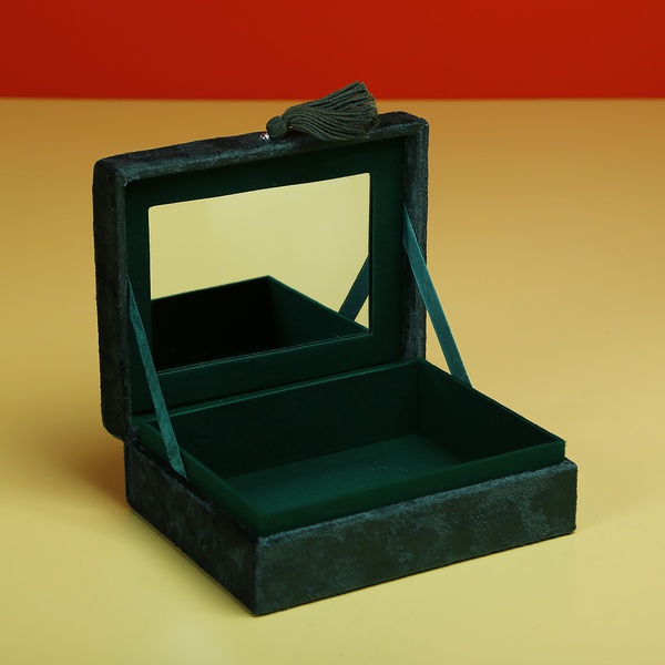Скринька із зеленого оксамиту міді