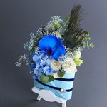 Цветы в конверте в голубых тонах