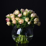 Букет из 35 пионовидных тюльпанов в вазе