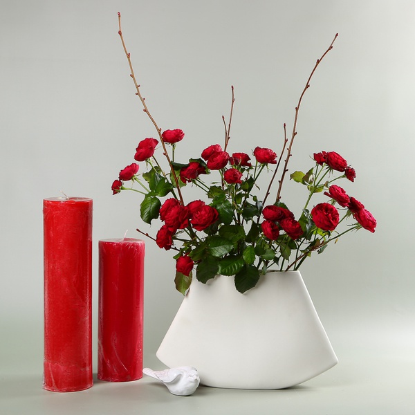 Set with Roses in the “Japanese Signature” Vase