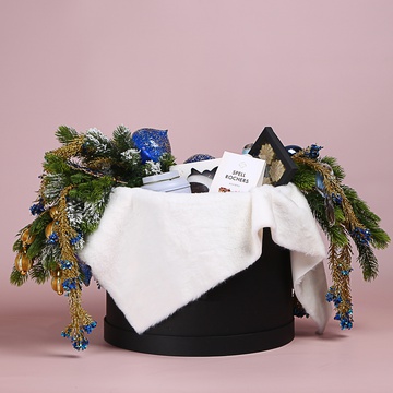 Набор с новогодними подарками и перьями