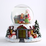 Декоративна новорічна куля зі снігом
