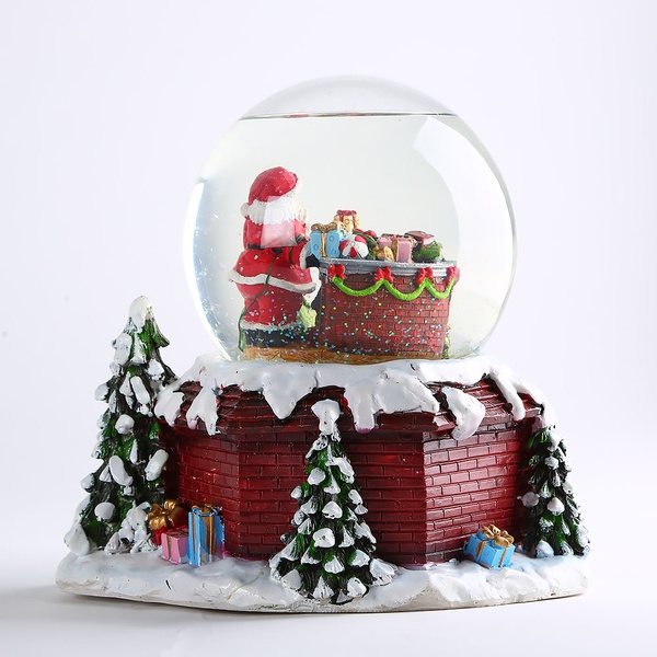 Декоративна новорічна куля зі снігом