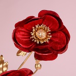 Гілка червоних квітів