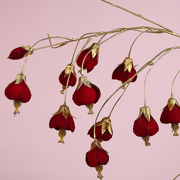 Ветвь красных цветов