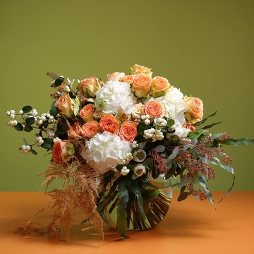 Luxurious bouquet in white and peach tones