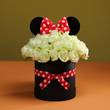 Floral composition of white roses "Mickey"