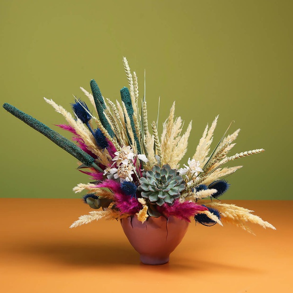 Interior composition of dried flowers and echiveria