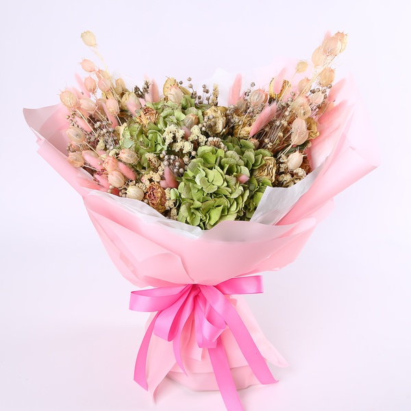 The “Powdered Silence of Time” dried flower bouquet