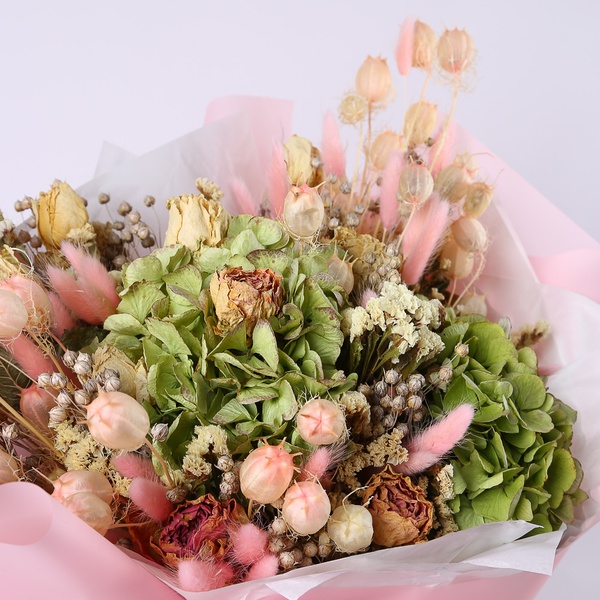 The “Powdered Silence of Time” dried flower bouquet