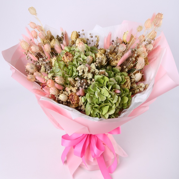 The “Powdered Silence of Time” dried flower bouquet