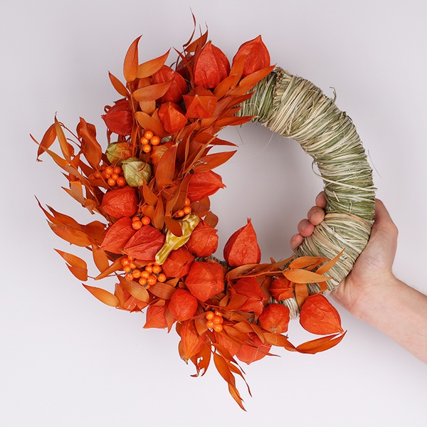 Decorative wreath with physalis