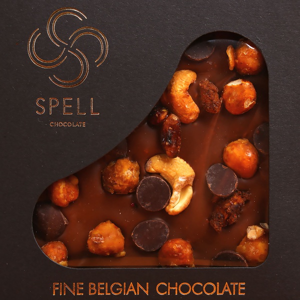 Плитка молочного шоколада с орехами Spell