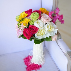 Свадебный букет в ярких цветах