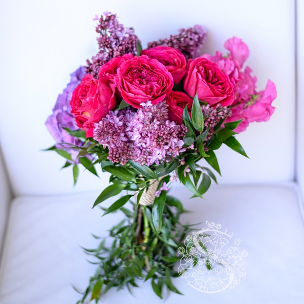 Bridal lilac-crimson bouquet