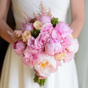 Весільний букет з рожевими півоніями
