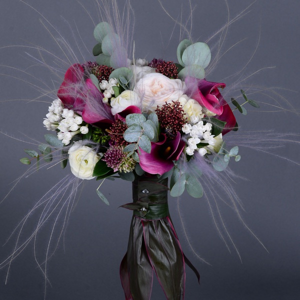 Classic wedding bouquet with calla lilies