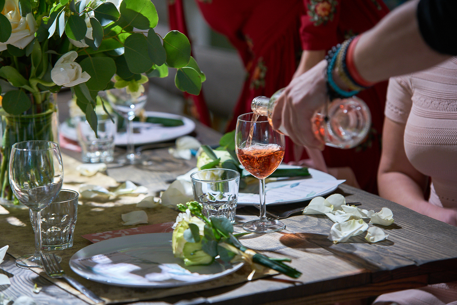 LoraShen makes flower arrangements for  Eduard Nasyrov dinner party