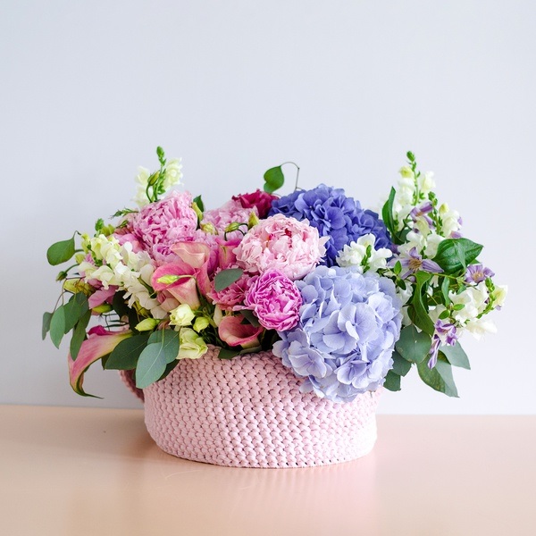 How to care for flowers in a hatbox?