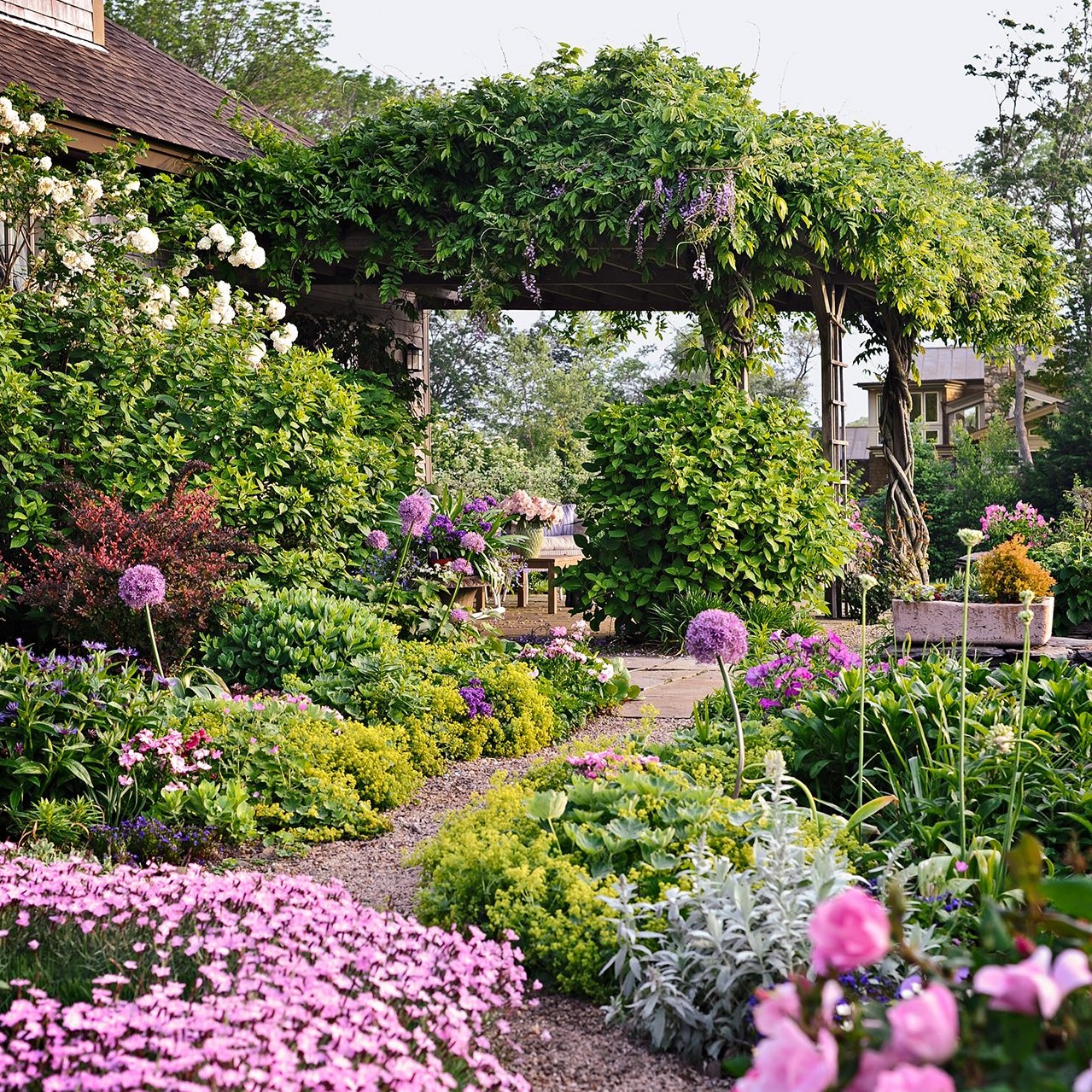 Ideal garden: choosing flowers and caring for them