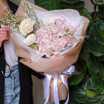 “Delicate Aesthetics: Creating an Airy Bouquet”