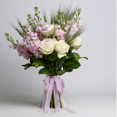 “Delicate Aesthetics: Creating an Airy Bouquet”