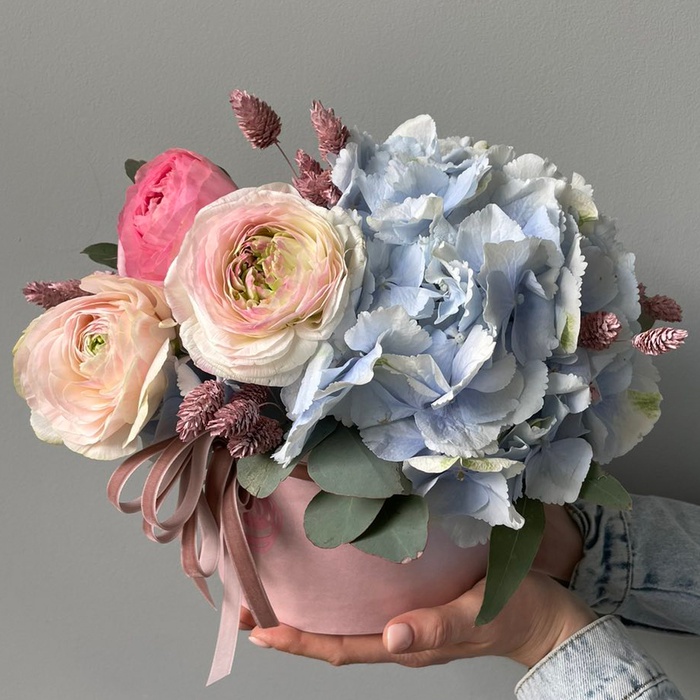 Садова композиція в шляпній коробці