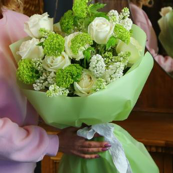 Нежность белого и живая глубина зелени